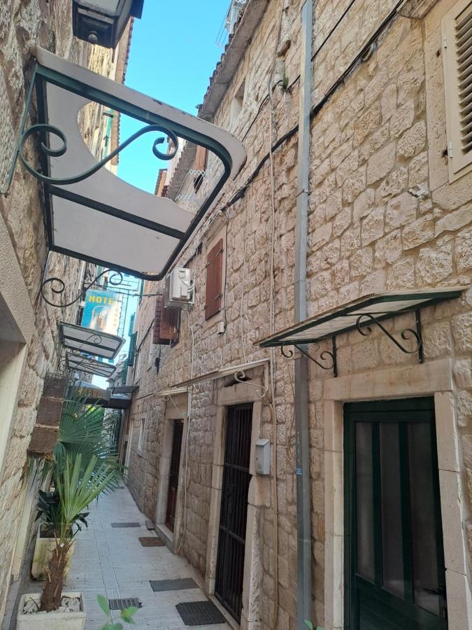 Sara Apartment Trogir Bagian luar foto